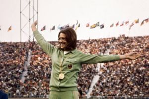 Heide Heidemarie ROSENDAHL Ecker-Rosendahl, GER, Deutschland, Leichtathletik, Leichtathletin, Weitsprung, Weitspringerin, Olympiasiegerin, jubelt mit ihrer Goldmedaille, Siegerehrung, Querformat, halbe Figur, Halbfigur,   Olympische Sommerspiele 1972 in Muenchen vom 26.08. - 11.09.1972, Spiele 72 der XX. Olympiade,